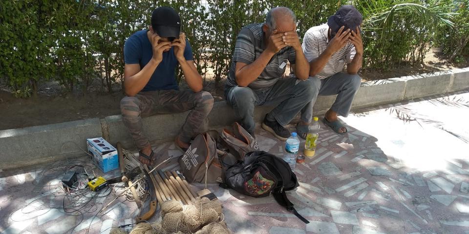 İzmir'in Dikili ilçesinde saka kuşu yakalayan 3 kişiye toplam 81 bin 795 lira cezası verildi. Saka kuşu yakaladıkları belirlenen Suriye uyruklu 3 kişinin av malzemelerine el koyan ekipler, kamyonetteki kafeslerde 120 saka kuşu buldu.  ( Dikili İlçe Jandarma Komutanlığı - Anadolu Ajansı )