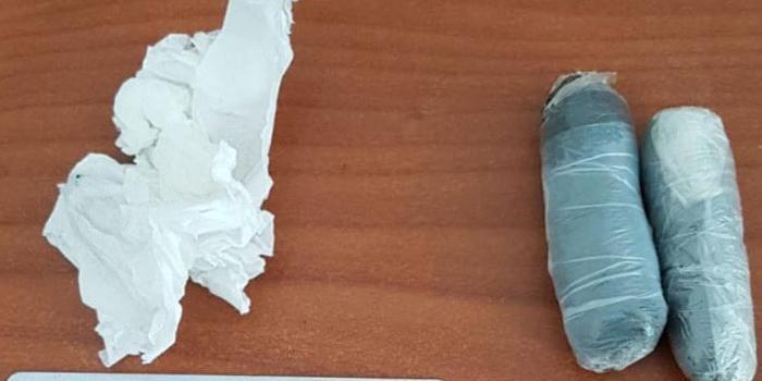 Denizli'nin Sarayköy ilçesinde denetim yapan polis ekipleri, durdurulan şüphelinin üzerindeki ıslak mendil paketinde 20 gram eroin ele geçirdi.