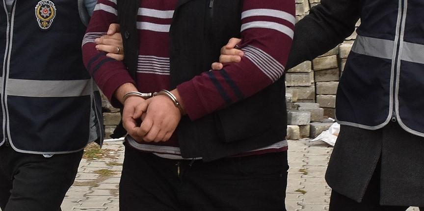 Ankara'da bir iş adamını gasbettikten sonra yakalanan zanlı, cezaevinden çıkar çıkmaz aynı kişiyi arkadaşlarıyla tekrar gasbederek yaklaşık 600 bin lirasını aldı. ( Aykut Karadağ - Anadolu Ajansı )