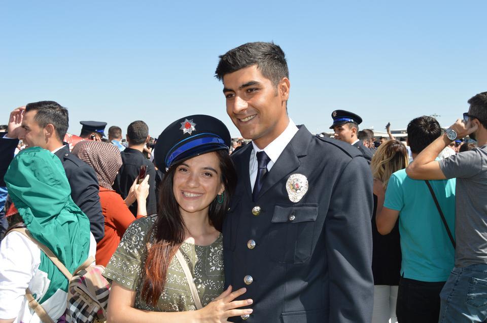 Afyonkarahisar'daki Polis Meslek Eğitim Merkezi'nde, eğitimlerini tamamlayan 424 polis adayı için mezuniyet töreni düzenlendi. 
 ( Arif Yavuz - Anadolu Ajansı )