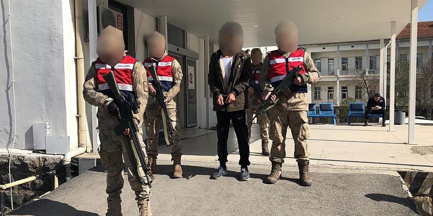 Terör örgütü PKK tarafından metropollere bombalı saldırılar için gönderildiği tespit edilen terörist İzmir'in Torbalı ilçesinde yakalandı. ( Hasan Namlı - Anadolu Ajansı )