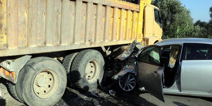 Aydın'da kamyonla otomobilin çarpışması sonucu 1 kişi yaralandı. ( Mehmet Çalık - Anadolu Ajansı )