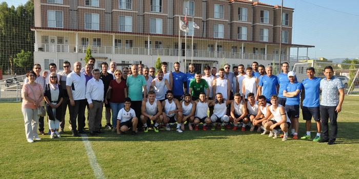 İYİ Parti Nazilli İlçe Teşkilatı, yeni sezon öncesi çalışmalarına Nazilli’de devam eden Nazilli Belediyespor'a ve teknik heyete destek ziyareti gerçekleştirdi.