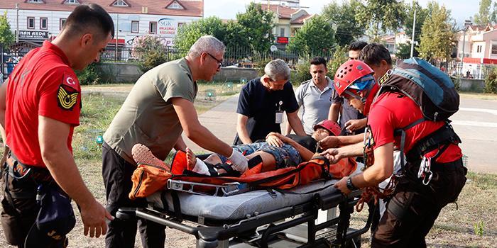 Muğla'nın Fethiye ilçesinde çıktığı doğa yürüyüşünde düşen ve ayak bileğini kıran ABD uyruklu kadın turist, askeri helikopterle kurtarıldı. ( Ali Rıza Akkır - Anadolu Ajansı )