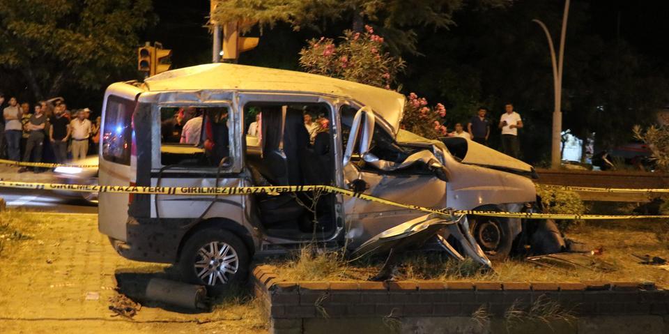 Aydın'ın Köşk ilçesinde sürücüsü belirlenemeyen hafif ticari araç, 1. Yol Kavşağı'nda  refüje çarptı. Kazada 1 kişi öldü, 2 kişi yaralandı.  ( Mehmet Çalık - Anadolu Ajansı )