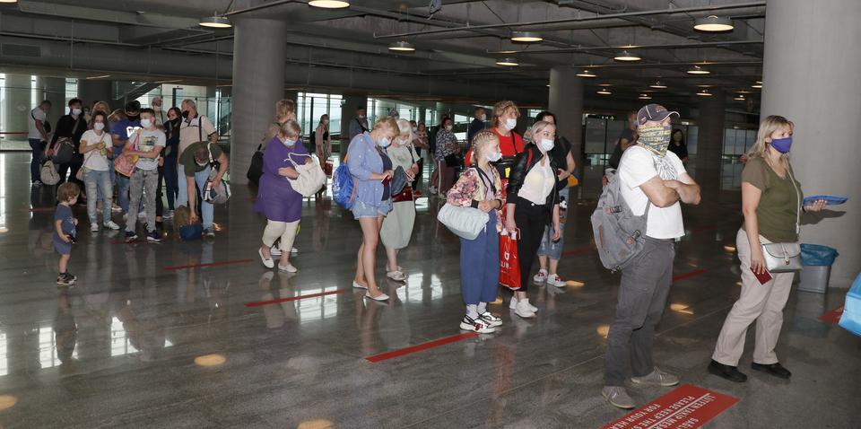 Türkiye ile Rusya arasında, yeni tip koronavirüs (Kovid-19) tedbirleri kapsamında ara verilen uçuşların başlamasıyla 178 Rus turist, Muğla'ya geldi. ( Ali Rıza Akkır - Anadolu Ajansı )