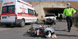 Manisa'nın Şehzadeler ilçesinde otomobille motosikletin çarpışması sonucu 2 kişi yaralandı. Mehmet A'nın kullandığı 35 N 3496 plakalı otomobille Kerim Öncel (25) yönetimindeki 45 ADK 771 plakalı motosiklet, Yeni Harmandalı yolu Kazım Karabekir Mahallesi kavşağında çarpıştı. ( Haluk Satır - Anadolu Ajansı )
