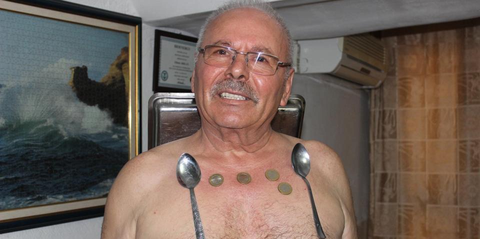 İzmir'in Konak ilçesindeki Basmane semtinde otel işleten Ethem Arslan (69), yaklaşık 35 yıl önce vücudunun belirli bölgelerinin metalleri mıknatıs gibi çektiğini fark etti. Arslan'ın göğsüne ve sırtına yapıştırdığı metal kaşık, kase, tepsi, bozuk para gibi eşyalar, saatlerce düşmeden vücudunda duruyor.