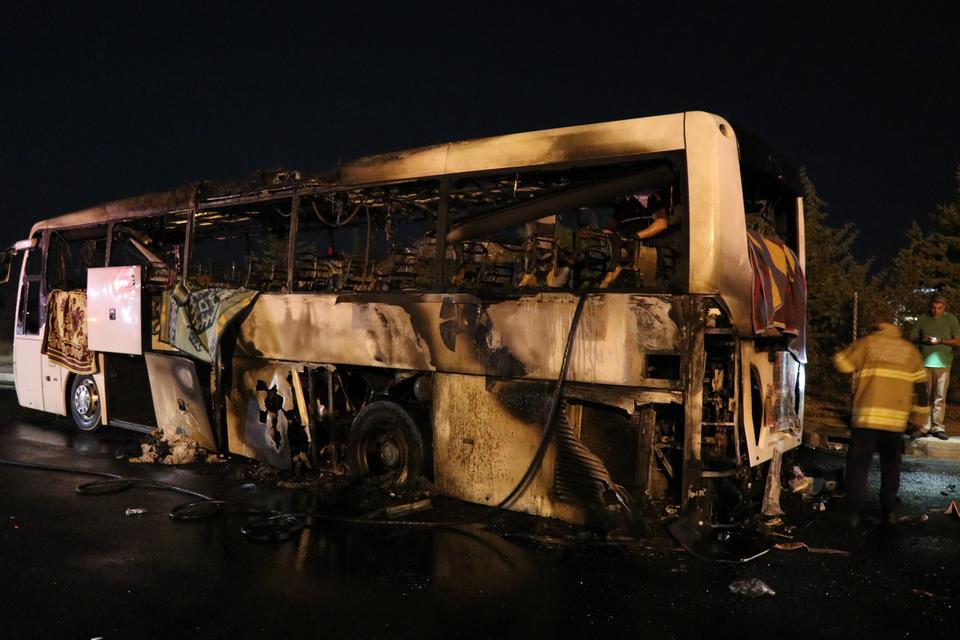 İzmir-Aydın Otobanı'nda seyir halindeki yolcu otobüsünde yangın çıktı.  ( Şafak Yel - Anadolu Ajansı )