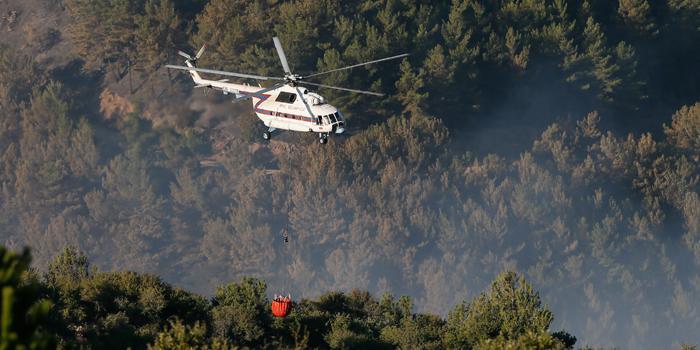 İzmir'in Karabağlar ilçesinde başlayan ve Seferihisar ile Menderes ilçelerine sıçrayan orman yangını, 3. gününde kontrol altına alınmaya çalışılıyor. Yaklaşık 500 hektarlık alanda etkili olan yangını kontrol altına alabilmek için gece boyu çalışan ekiplere havanın aydınlanmasıyla birlikte helikopterler de destek vermeye başladı.