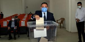 Muğla'nın Ula ilçesinde belediye başkanının vefatı nedeniyle yapılan seçimin sonucunda, AK Parti'li Meclis Üyesi ve Belediye Başkan Yardımcısı Özay Türkler (fotoğrafta) yeni başkan oldu. ( Osman Akça - Anadolu Ajansı )