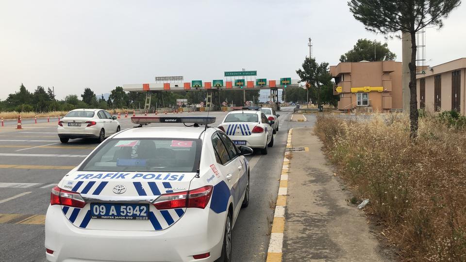 Aydın'ın Nazilli ilçesinde polisin "dur" ihtarına uymayan sürücü, kovalamaca sonucu yakalandı. ( Necip Uyanık - Anadolu Ajansı )