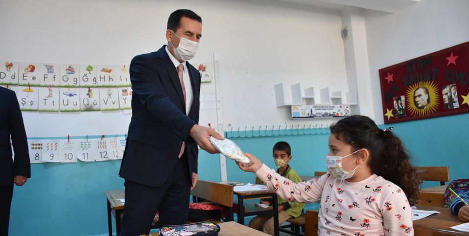 Germencik Kaymakamı Ayhan Işık, ziyaret ettiği okulda öğrencilere maske hediye etti. Kaymakam Işık, İlçe Milli Eğitim Müdürü Kemal Çiftçi ile Hürriyet İlkokulunu ziyaret etti.  ( Necip Uyanık - Anadolu Ajansı )