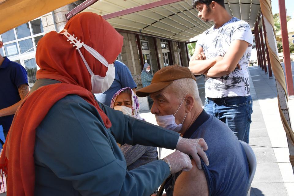 Aydın'ın Germencik ilçesinde pazar yeri girişine kurulan alanda Kovid-19 aşısı olmak isteyenler uzun kuyruk oluşturdu. ( Necip Uyanık - Anadolu Ajansı )