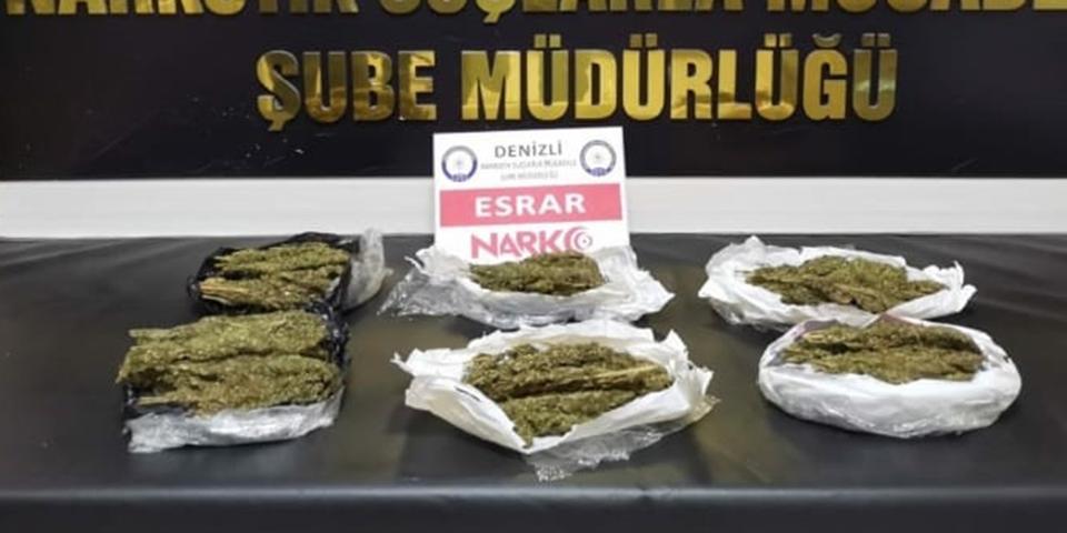 Denizli'de uyuşturucu ticareti yaptıkları iddiasıyla gözaltına alınan 26 zanlıdan 14'ü tutuklandı.
  ( Emniyet Genel Müdürlüğü - Anadolu Ajansı )