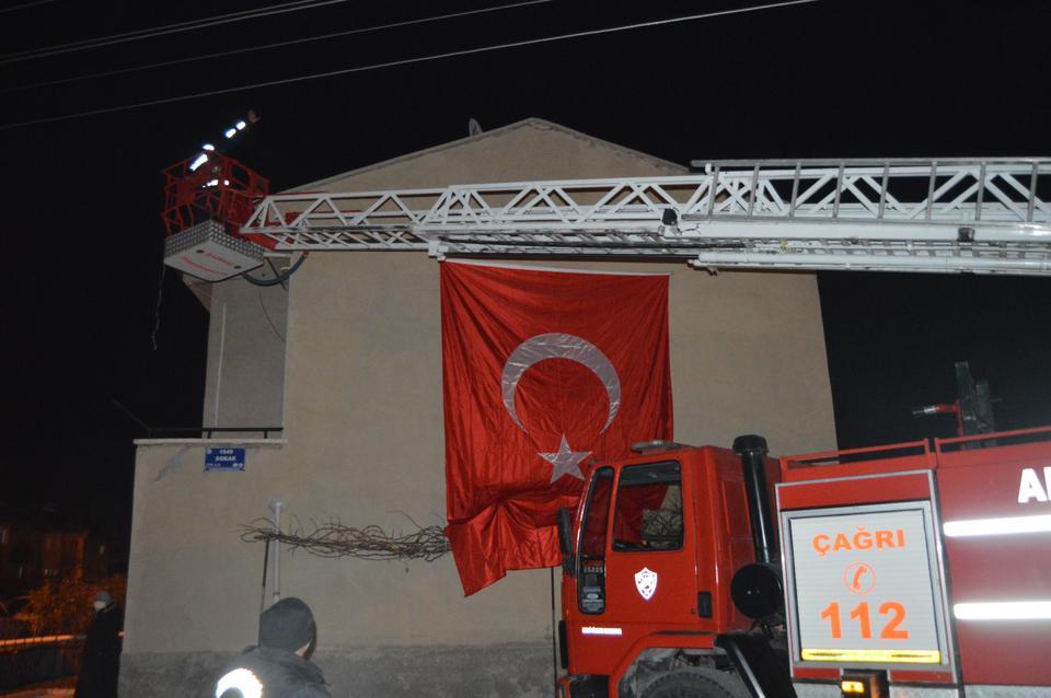 Bitlis'in Tatvan ilçesindeki helikopter kazasında şehit düşen Helikopter Teknisyen Astsubay Kıdemli Çavuş Şükrü Karadirek'in Afyonkarahisar'daki ailesine şehadet haberi verildi. 
Şehidin evine ve evinin bulunduğu sokağa Türk bayrakları asıldı. ( Arif Yavuz - Anadolu Ajansı )