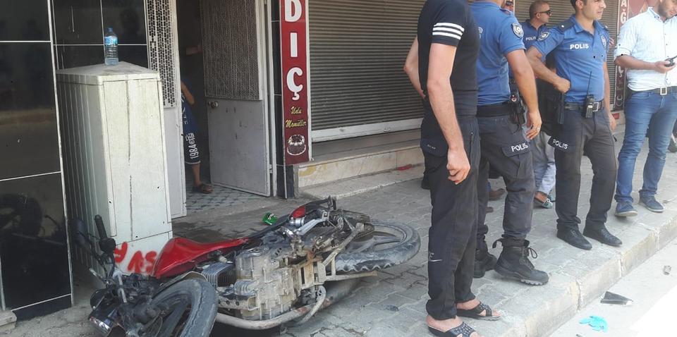 Aydın'da bir kişinin, çalındığını iddia ettiği motosiklete otomobiliyle çarpması sonucu 2 çocuk yaralandı. ( Mehmet Çalık - Anadolu Ajansı )
