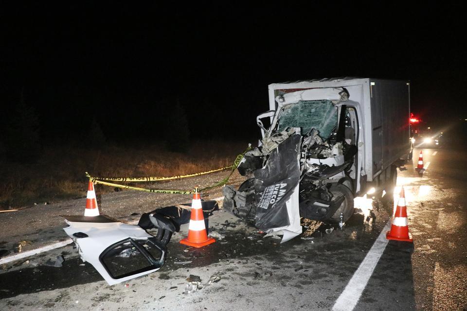 Kütahya'da, kamyona çarpan kamyonetin sürücüsü hayatını kaybetti. ( Muharrem Cin - Anadolu Ajansı )