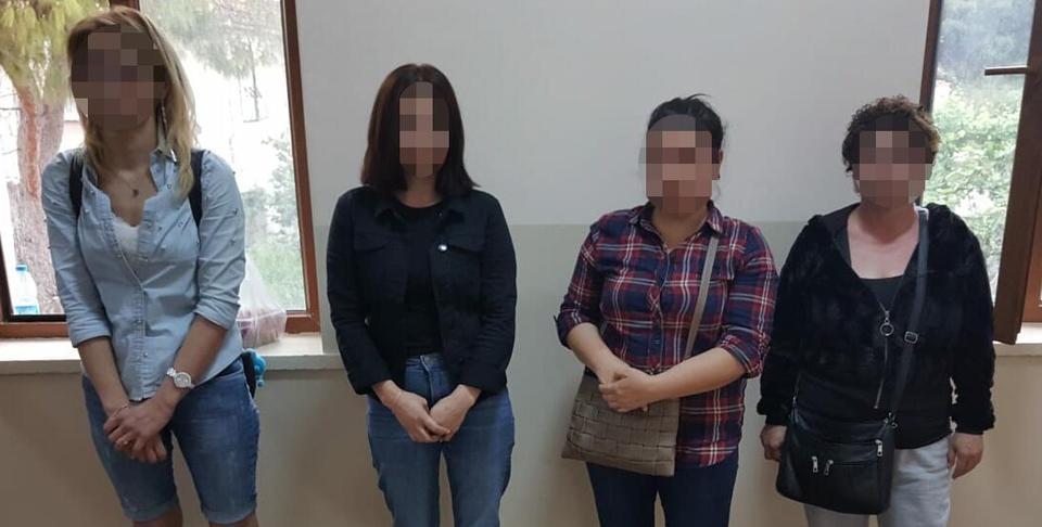 İzmir'in Çeşme ilçesinde düzenlenen fuhuş operasyonunda gözaltına alınan 7 kişiden, 1'i kadın 6'sı, sevk edildiği adliyede çıkarıldığı mahkemece tutuklandı.