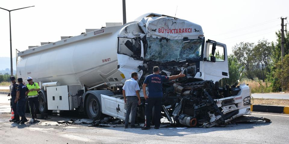 Manisa'nın Ahmetli İlçesinde, akaryakıt yüklü tır, kamyona arkadan çarpışması sonucu 1 kişi ağır yaralandı. ( Haluk Satır - Anadolu Ajansı )