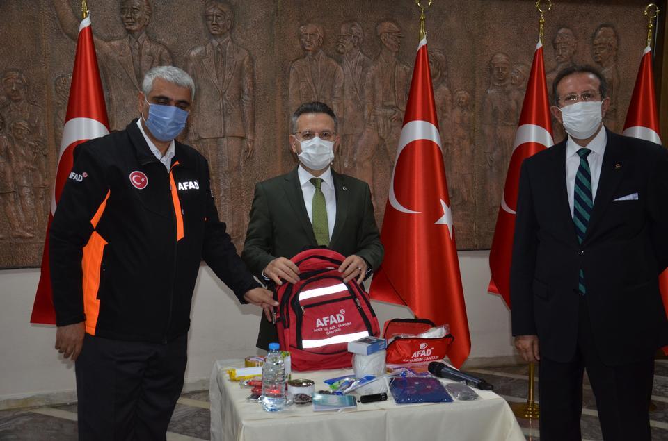 AFAD Aydın İl Müdürü Ramazan Harman, Vali Hüseyin Aksoy'a afet ve acil durum çantası verdi. ( Gökhan Düzyol - Anadolu Ajansı )