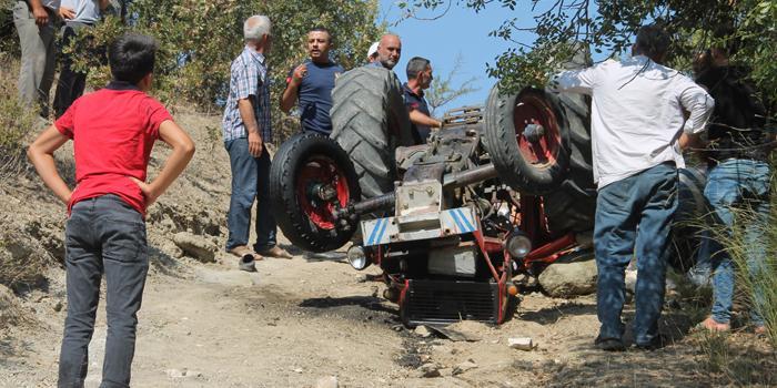 Manisa'nın Demirci ilçesinde devrilen traktörün altında kalan 12 yaşındaki çocuk öldü, babası yaralandı. ( Nurullah Kalay - Anadolu Ajansı )