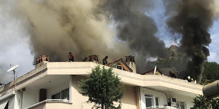 Muğla'da 4 yaşındaki çocuk, evlerinde çıkan yangında uyuyakalan ailesini uyandırarak alevlerin arasında kalmaktan kurtardı. 7 kişinin dumandan etkilendiği, bir itfaiye erinin düşerek yaralandığı yangında 4 daire hasar gördü. ( Sabri Kesen - Anadolu Ajansı )