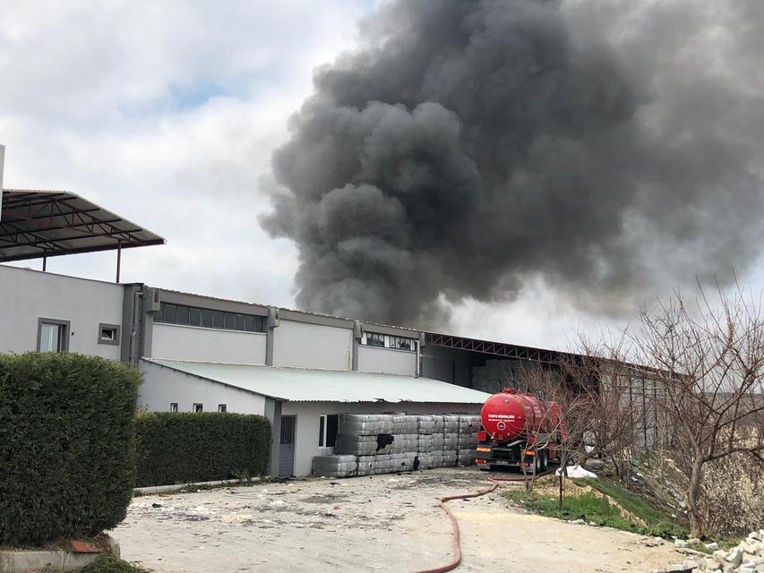 Uşak'ta bir iplik fabrikasında çıkan yangına itfaiye ekipleri müdahale etti. ( Mehmet Çalık - Anadolu Ajansı )