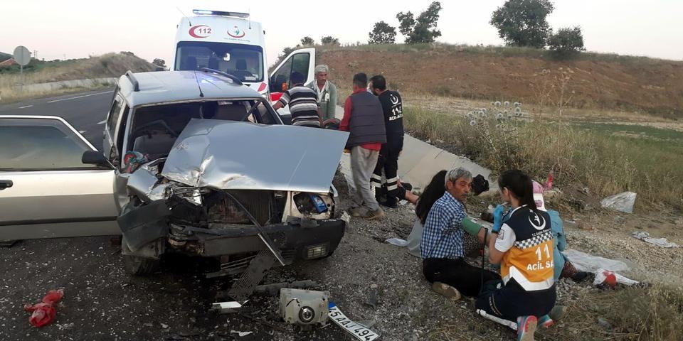 Kula'da otomobil traktöre çarptı: 2'si ağır 12 yaralı