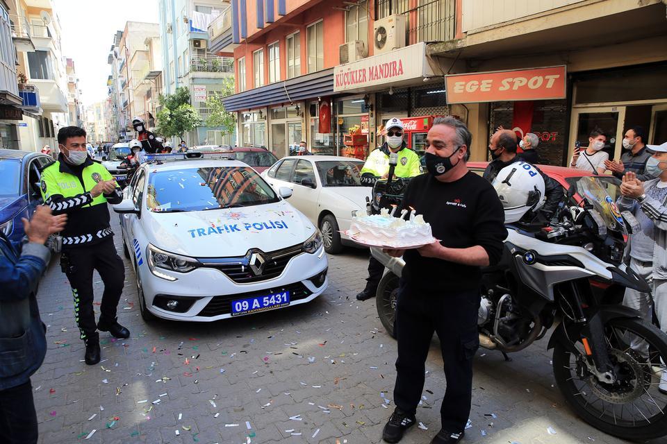 Aydın'da bir grup esnaf, kavga ihbarıyla çağırdıkları polis memurlarına Türk Polis Teşkilatı'nın 176. yılı dolayısıyla pasta sürprizi yaptı. ( Ferdi Uzun - Anadolu Ajansı )