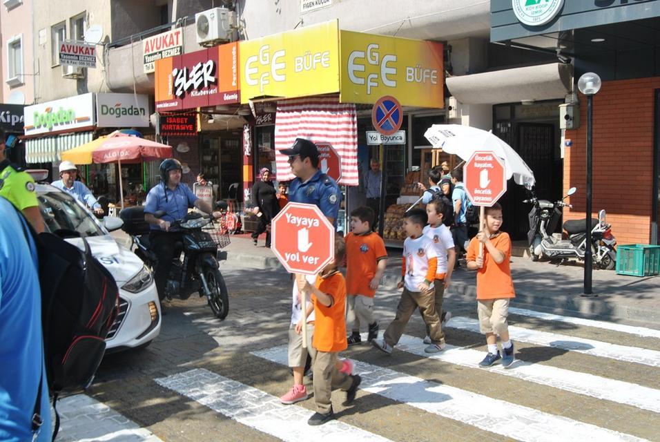 İzmir'de polis ve jandarma ekipleri, "yayalara öncelik" uygulaması kapsamında şehrin farklı noktalarında denetim yapıp, sürücüleri uyardı. Ödemiş ilçesinde de 30 farklı noktada denetim gerçekleştirildi.
 ( Turgay Konuralp - Anadolu Ajansı )