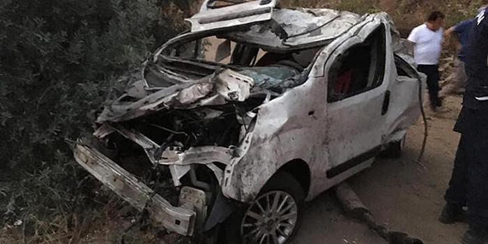 Aydın'ın Köşk ilçesinde, uçurumdan yuvarlanan hafif ticari araçta yaralanan 2 kişiden Güven Adıbelli (39), hastanede 1 aydır sürdürdüğü yaşam savaşını kaybetti.