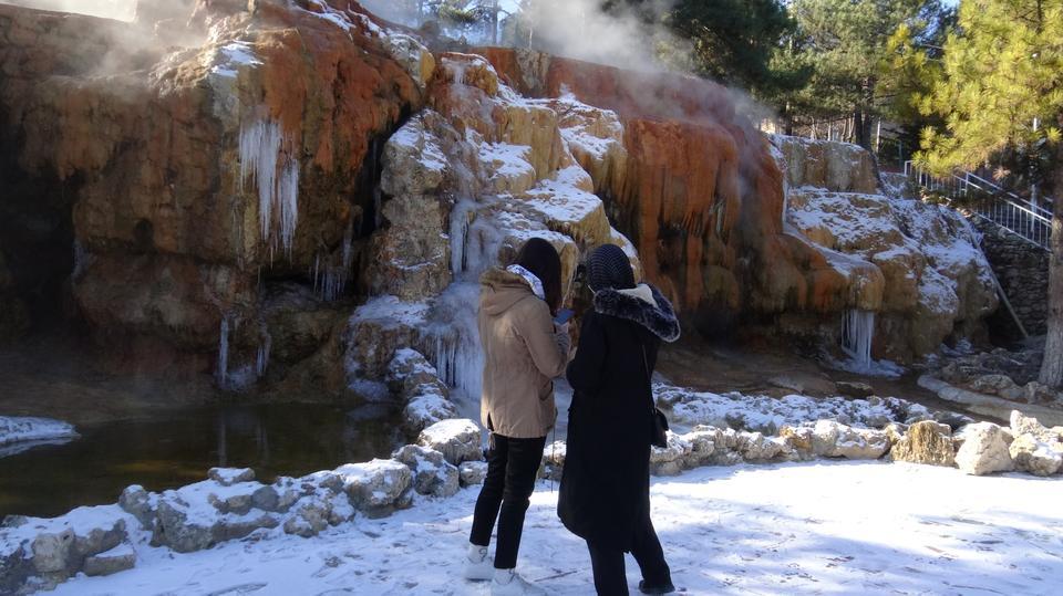 Afyonkarahisar'ın Sandıklı ilçesinde kaplıcalar bölgesindeki termal suyun aktığı Şifa Şelalesi soğuk hava nedeniyle dondu. ( Hüseyin Ünlüsoy - Anadolu Ajansı )