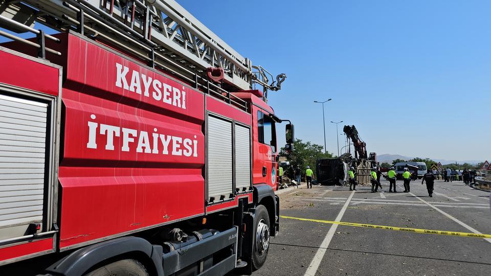1 KİŞİNİN ÖLDÜĞÜ 24 KİŞİNİN YARALANDIĞI KAZADA OTOBÜSÜN ENKAZI KALDIRILDI