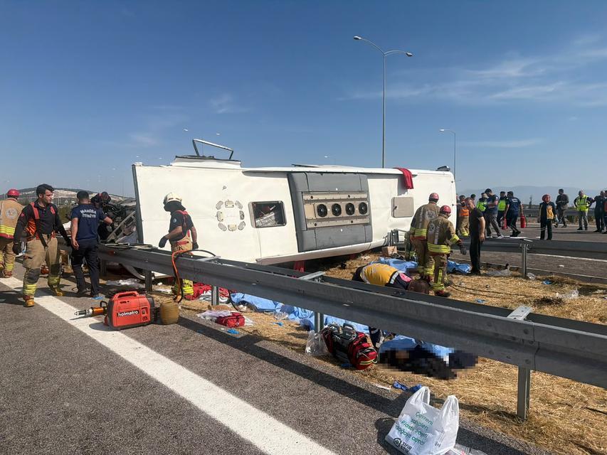 MANİSA'DA KATLİAM GİBİ KAZA İZMİR - İSTANBUL OTOYOLUNDA TIR İLE OTOBÜS ÇARPIŞTI: 11 ÖLÜ