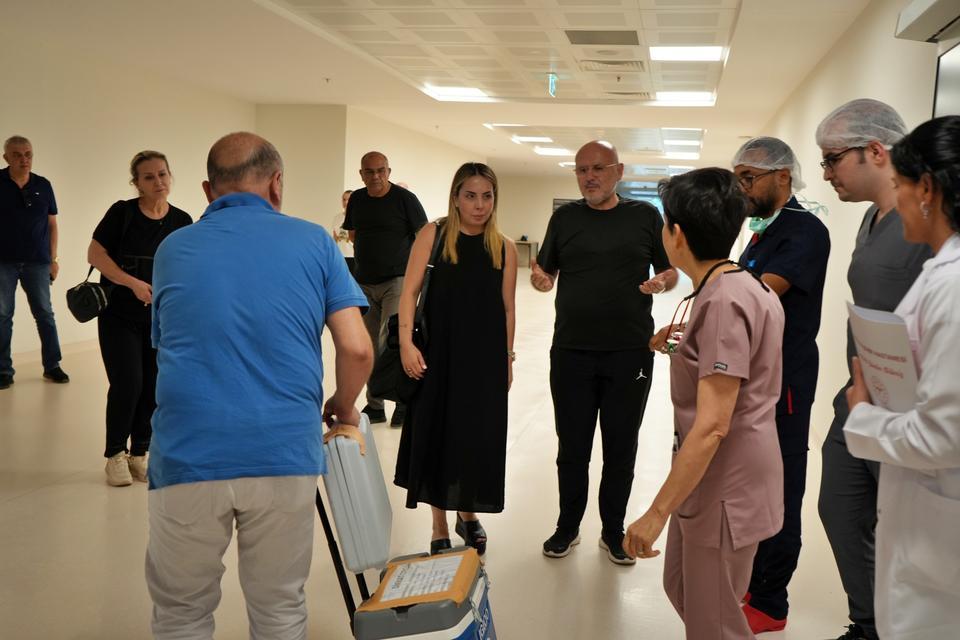 DARP SONUCU HAYATINI KAYBEDEN OĞLUNUN BAĞIŞLANAN KALBİNİ, DUA EDEREK UĞURLADI 33 YAŞINDAKİ GENCİN BEYİN ÖLÜMÜ GERÇEKLEŞTİ, ORGANLARIYLA 5 HASTAYA UMUT OLDU AMELİYATHANE ÖNÜNDE BİR BABANIN EN KALPTEN DUASI ACILI BABA MUSTAFA ANCIN, HEM HÜZNÜ HEM GURURU AYNI ANDA YAŞADI, GÖZYAŞLARINI TUTAMADI