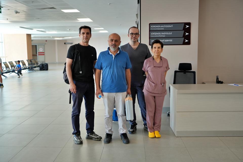 DARP SONUCU HAYATINI KAYBEDEN OĞLUNUN BAĞIŞLANAN KALBİNİ, DUA EDEREK UĞURLADI 33 YAŞINDAKİ GENCİN BEYİN ÖLÜMÜ GERÇEKLEŞTİ, ORGANLARIYLA 5 HASTAYA UMUT OLDU AMELİYATHANE ÖNÜNDE BİR BABANIN EN KALPTEN DUASI ACILI BABA MUSTAFA ANCIN, HEM HÜZNÜ HEM GURURU AYNI ANDA YAŞADI, GÖZYAŞLARINI TUTAMADI