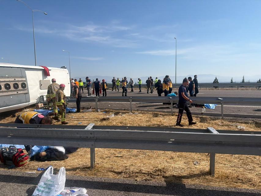 MANİSA'DA KATLİAM GİBİ KAZA İZMİR - İSTANBUL OTOYOLUNDA TIR İLE OTOBÜS ÇARPIŞTI: 11 ÖLÜ