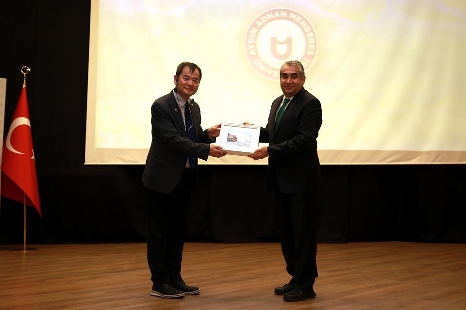 ADÜ Rektörü Prof. Dr. Bülent Kent tarafından, Yoshinori Moriwaki’ye katkılarından dolayı teşekkür belgesi takdim edildi.