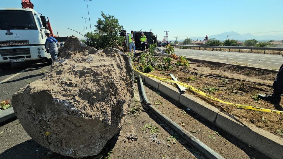 1 KİŞİNİN ÖLDÜĞÜ 24 KİŞİNİN YARALANDIĞI KAZADA OTOBÜSÜN ENKAZI KALDIRILDI