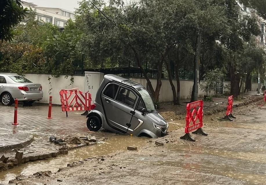 İNCİRLİOVA'DA YAĞIŞ ETKİLİ OLDU, YOLLAR GÖLE DÖNDÜ