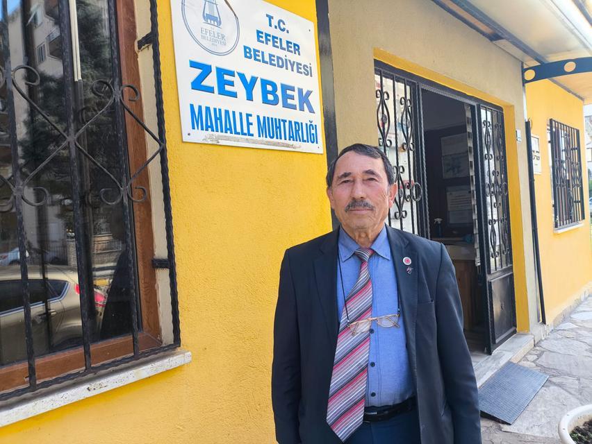 Zeybek Mahallesi Muhtarı Mehmet Aker