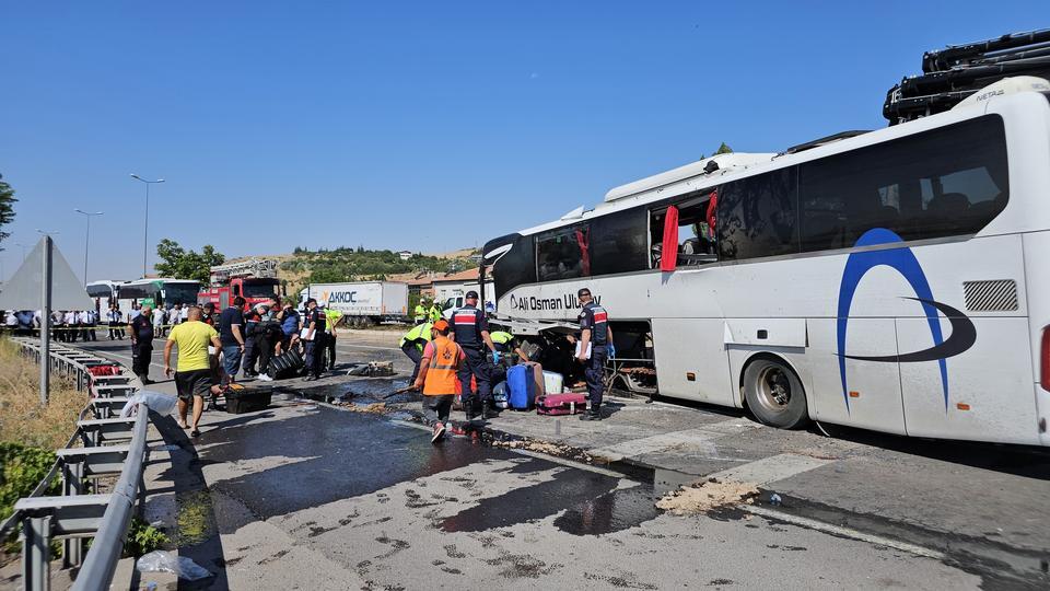 1 KİŞİNİN ÖLDÜĞÜ 24 KİŞİNİN YARALANDIĞI KAZADA OTOBÜSÜN ENKAZI KALDIRILDI