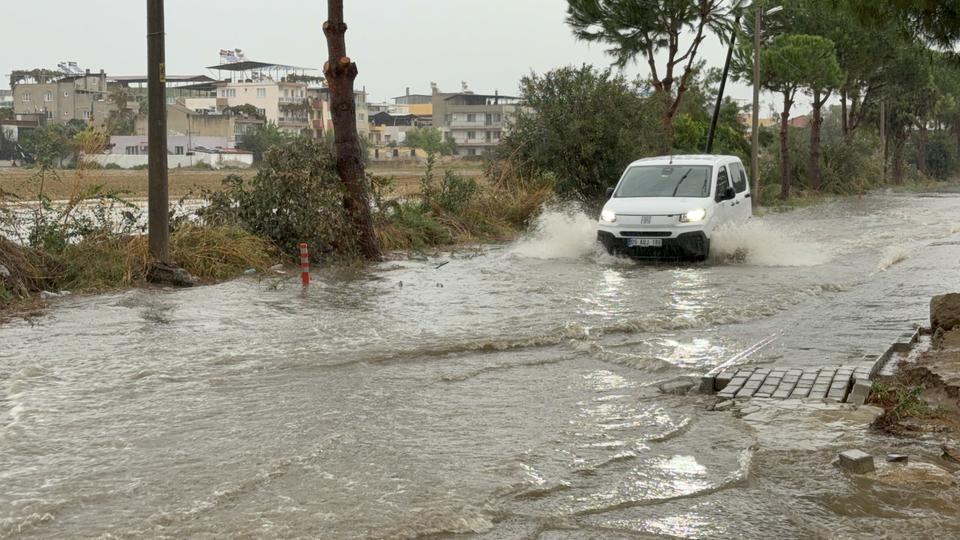 İNCİRLİOVA'DA YAĞIŞ ETKİLİ OLDU, YOLLAR GÖLE DÖNDÜ