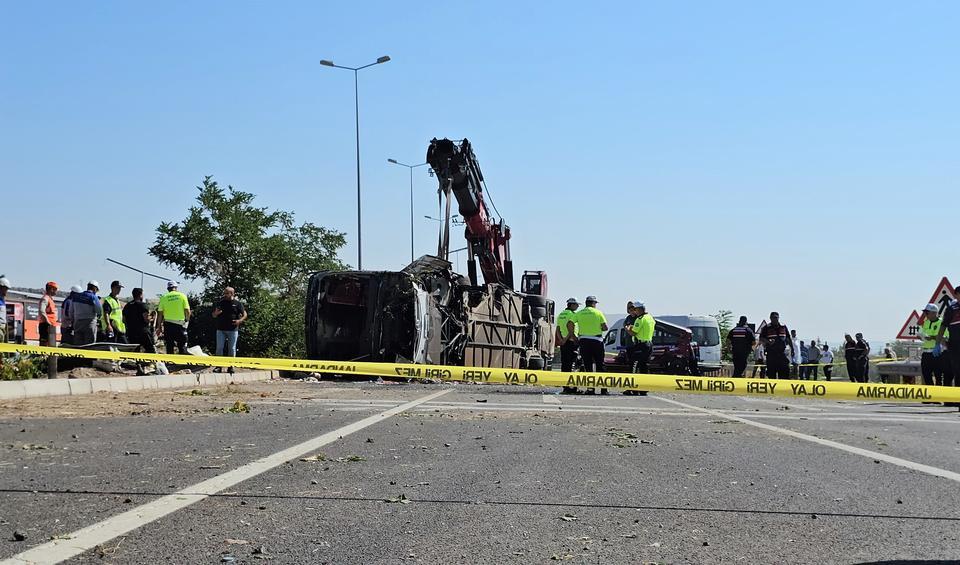 1 KİŞİNİN ÖLDÜĞÜ 24 KİŞİNİN YARALANDIĞI KAZADA OTOBÜSÜN ENKAZI KALDIRILDI