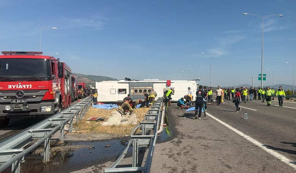 MANİSA'DA KATLİAM GİBİ KAZA İZMİR - İSTANBUL OTOYOLUNDA TIR İLE OTOBÜS ÇARPIŞTI: 11 ÖLÜ