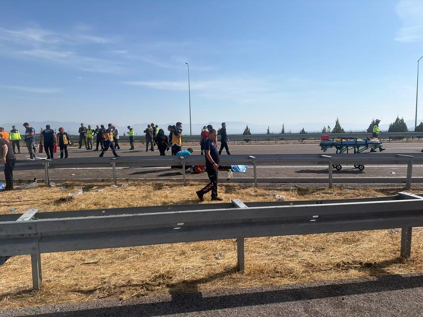MANİSA'DA KATLİAM GİBİ KAZA İZMİR - İSTANBUL OTOYOLUNDA TIR İLE OTOBÜS ÇARPIŞTI: 11 ÖLÜ