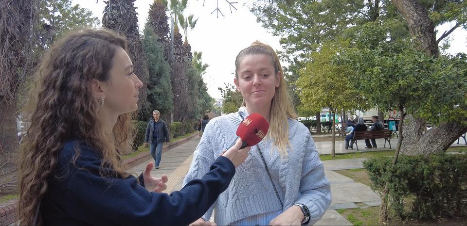 “MİMAR SİNAN PARKINDA ADIM ATACAK YER BULAMADIK”
Elmas Türken, “Yeterli değil çünkü Mimar Sinan Parkı açıldığında yeni bir yer açıldı diye çok sevinmiştik. Akşam gittiğimizde yürüyecek yer yoktu. Bebek arabasıyla yürüyemedik çok zorlandık.  Bence çok az var” diye konuştu.