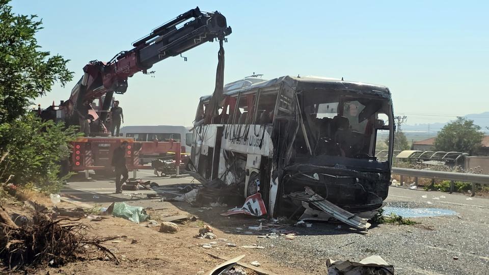 1 KİŞİNİN ÖLDÜĞÜ 24 KİŞİNİN YARALANDIĞI KAZADA OTOBÜSÜN ENKAZI KALDIRILDI