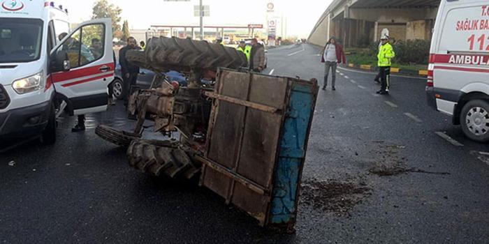 Manisa'nın Turgutlu ilçesinde, otomobille traktörün kavşakta çarpıştığı kazada, 2 kişi yaralandı.